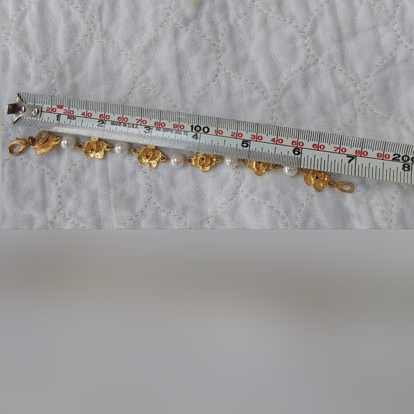 Vintage Jones Wear Faux Pearl and Gold-tone Rossettes Bracelet - Picture 6 of 6